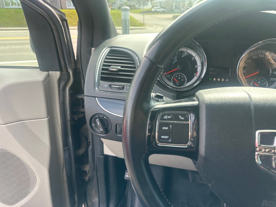 2016 Dodge Grand Caravan SXT Premium Plus-10