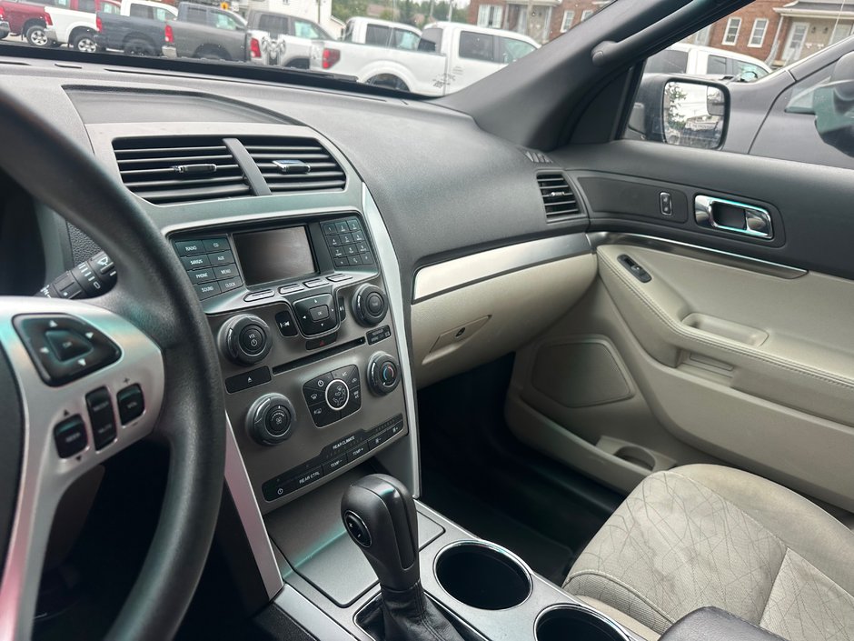 2013 Ford Explorer Base-11