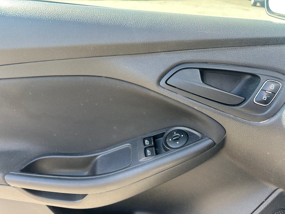 Ford Focus S 2015-13