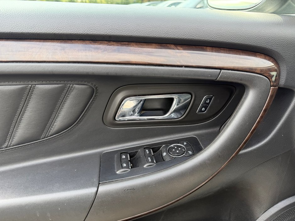 Ford Taurus LIMITED 2015-10