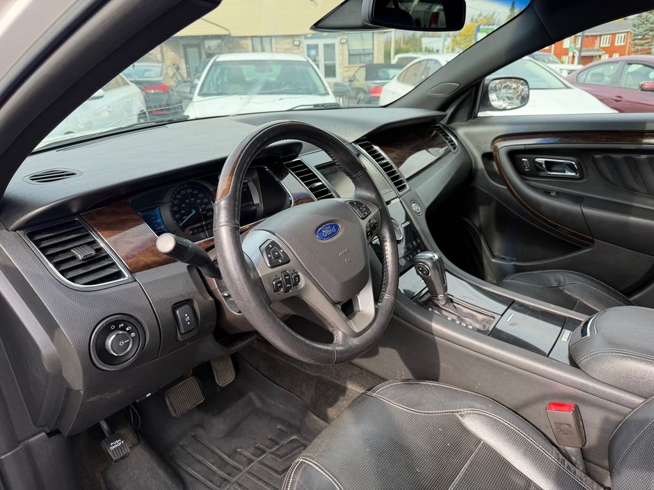 Ford Taurus LIMITED 2015-12