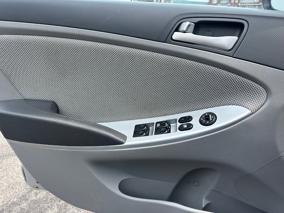 2012 Hyundai Accent GL-12