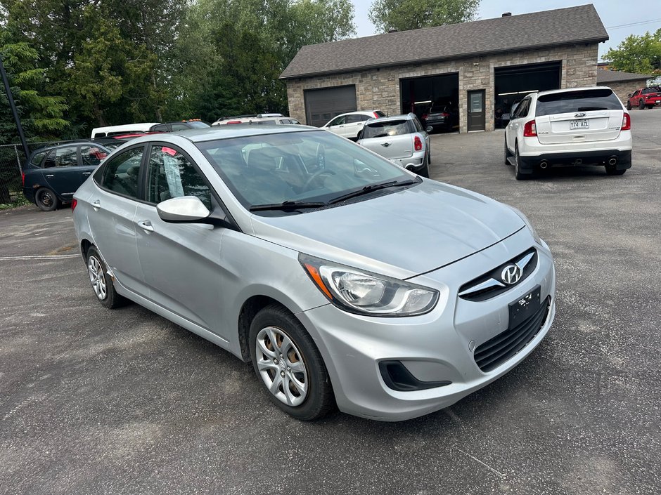 2012 Hyundai Accent GL-0