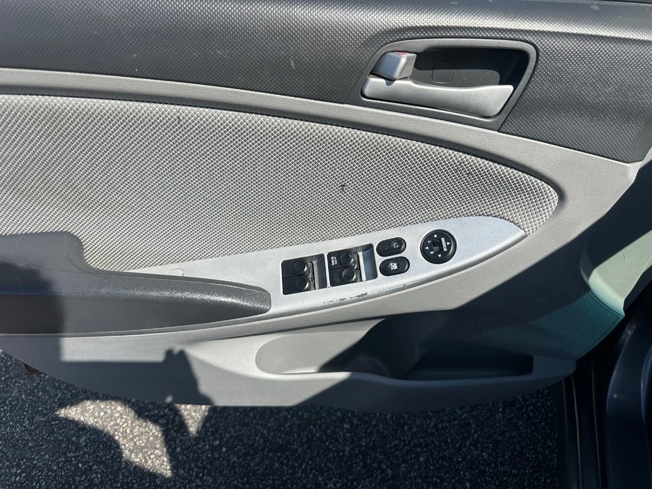 Hyundai Accent GL 2012-7