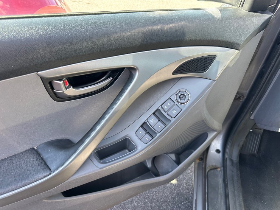 Hyundai Elantra GL 2012-4