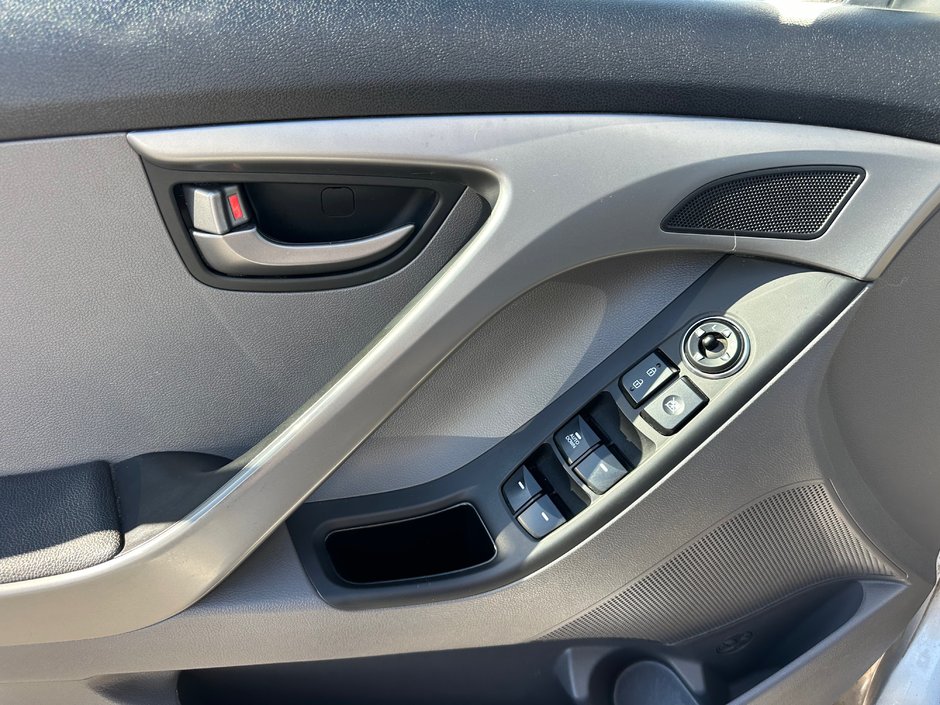 Hyundai Elantra GL 2014-4