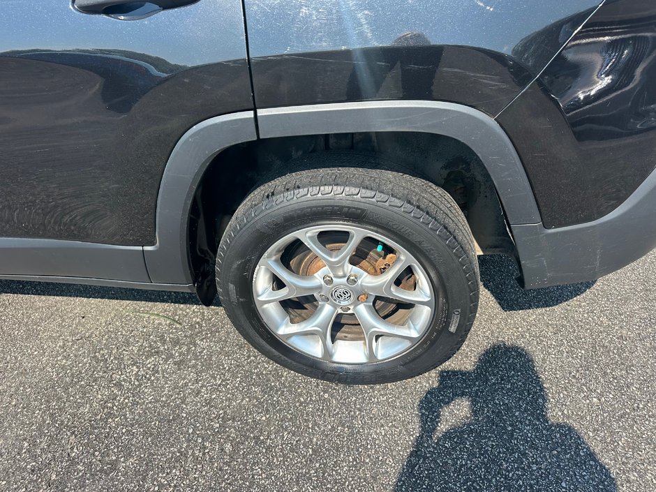 Jeep Cherokee Sport 2015-13