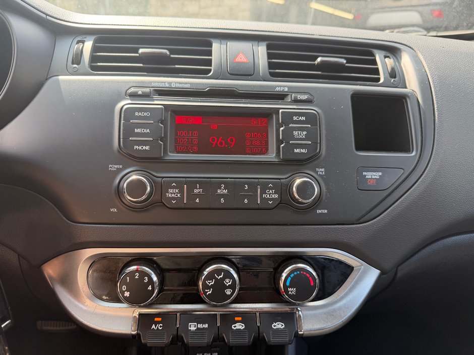 Kia Rio LX 2012-8