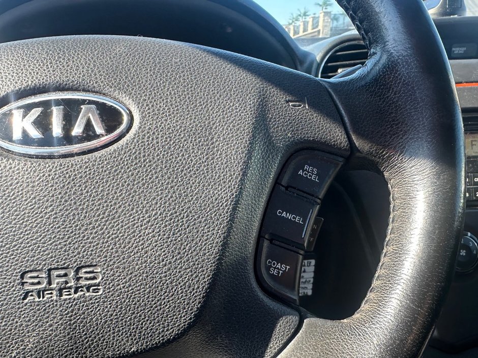Kia Rondo EX V6 2012-10