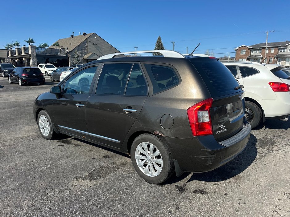 Kia Rondo EX V6 2012-3