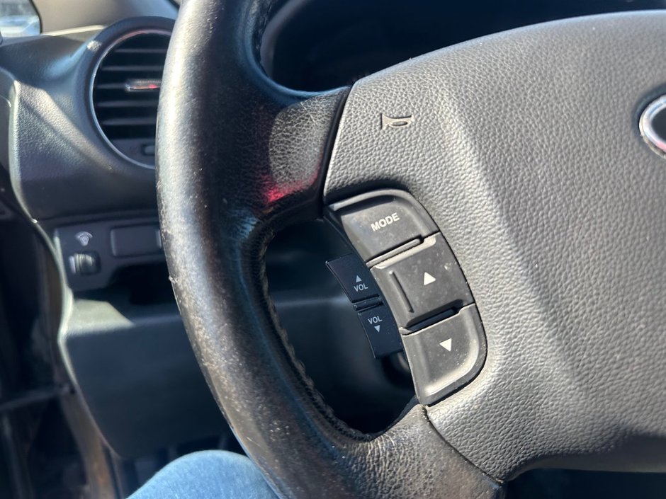 Kia Rondo EX V6 2012-9