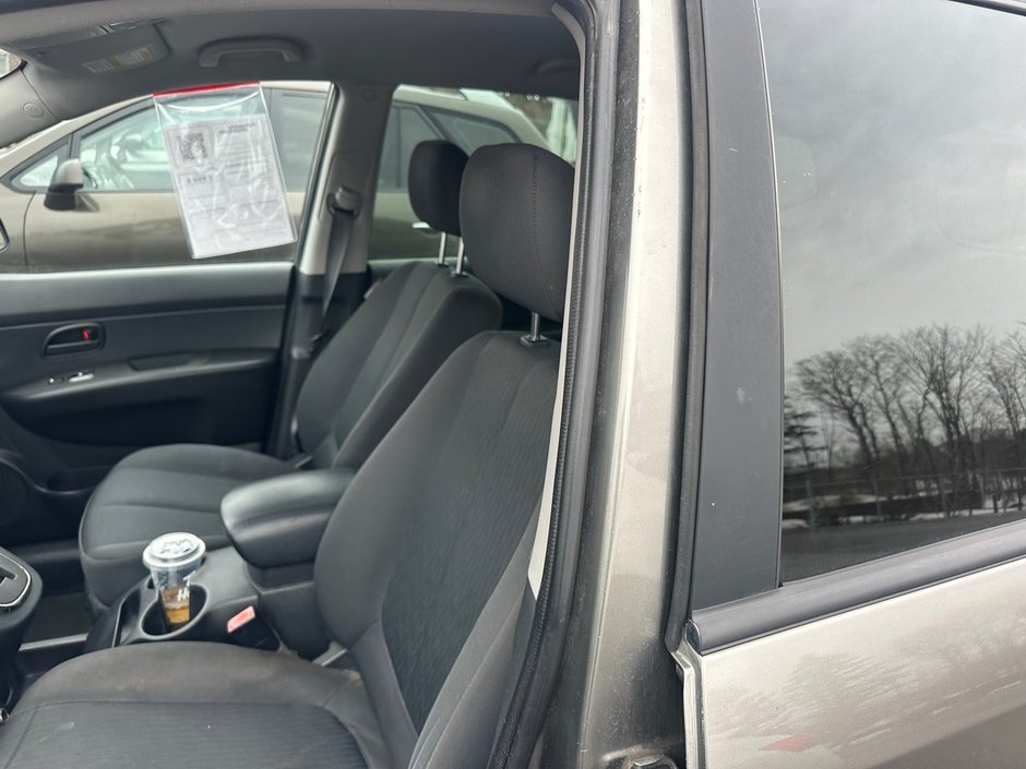2012 Kia Rondo LX-8