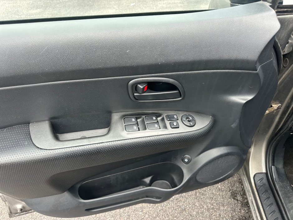 2012 Kia Rondo LX-11