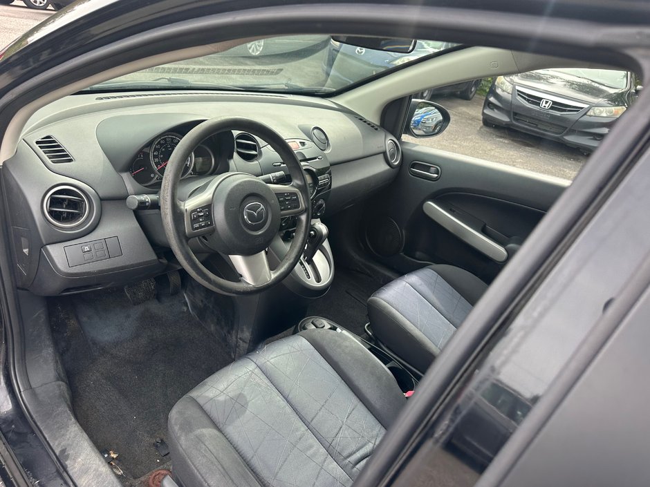 Mazda 2  2011-9