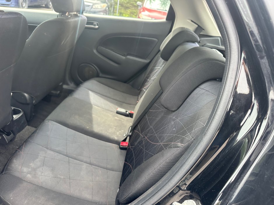 Mazda 2  2011-8