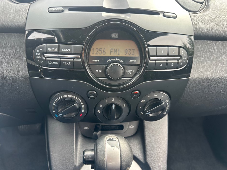 Mazda 2  2011-4