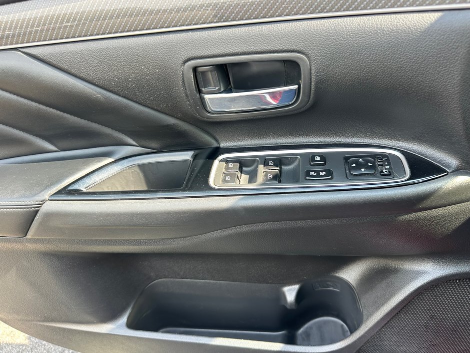 2020 Mitsubishi Outlander PHEV AWD-15