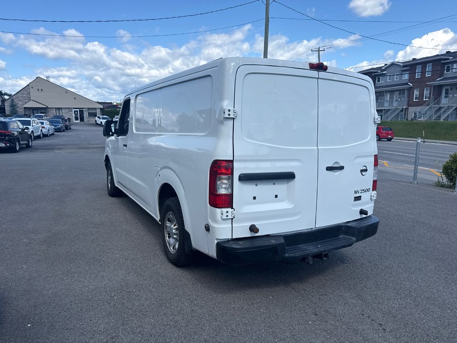 Nissan NV  2012-4