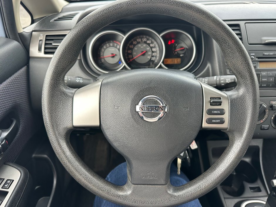 Nissan Versa 1.8 SL 2009-4