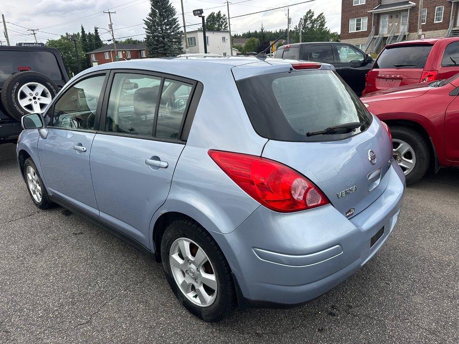 Nissan Versa 1.8 SL 2009-3