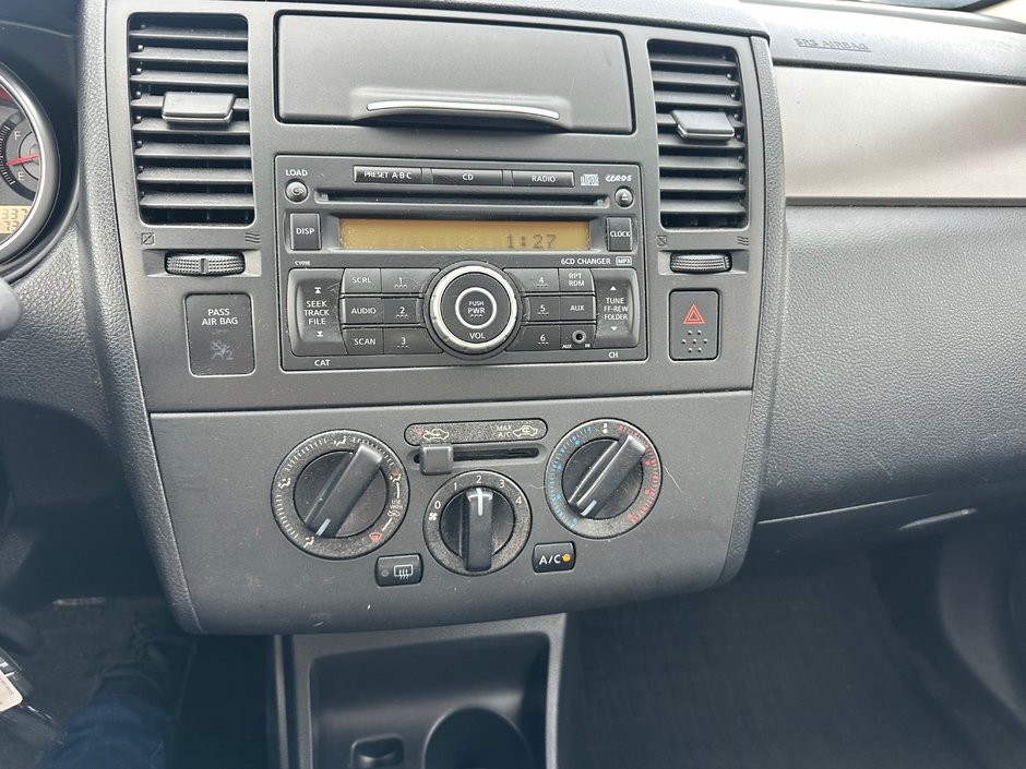 Nissan Versa 1.8 SL 2009-6