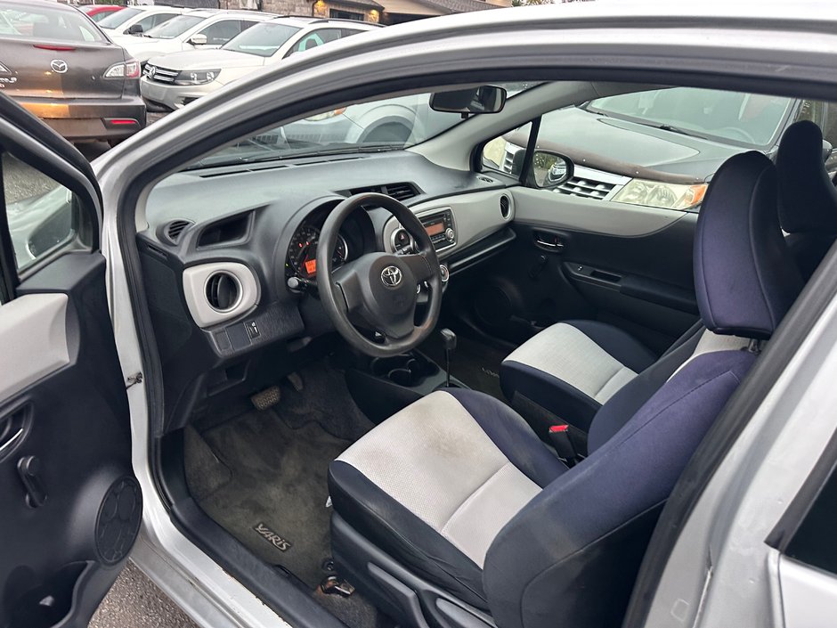 Toyota Yaris CE 2012-4