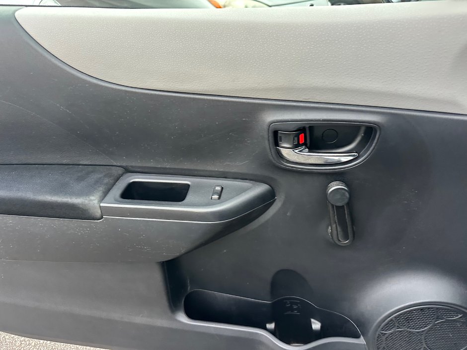 Toyota Yaris CE 2012-9