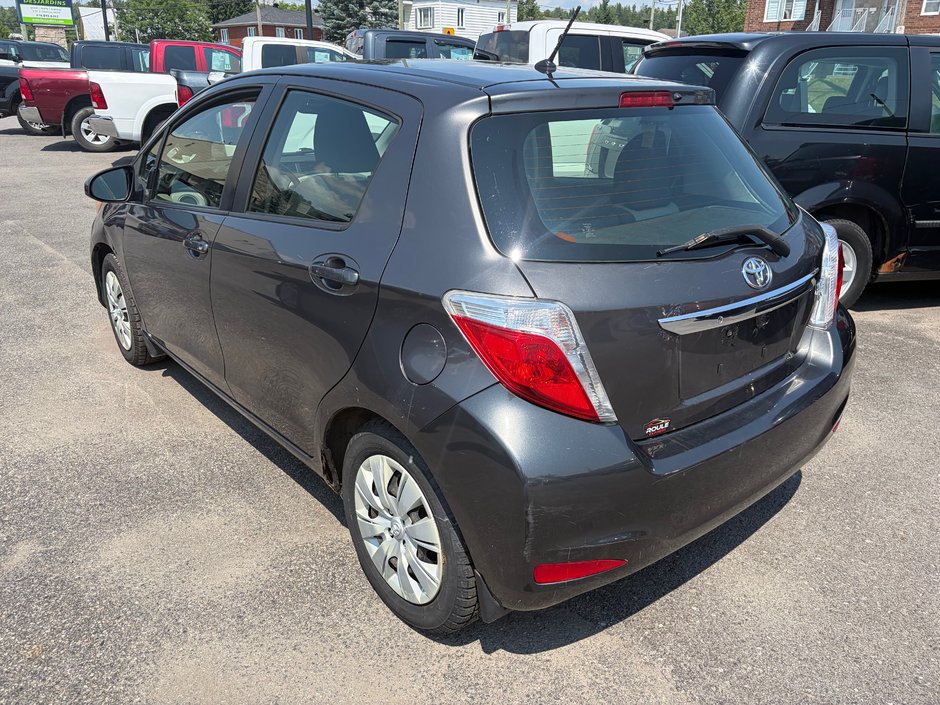 Toyota Yaris LE 2013-4