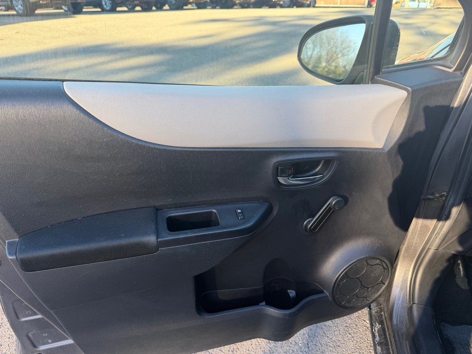 2013 Toyota Yaris LE-12