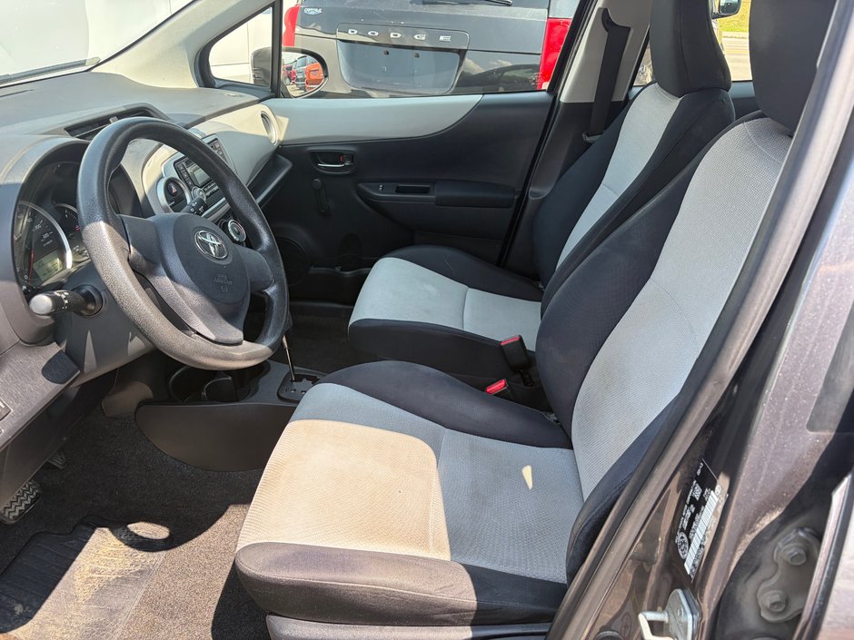 Toyota Yaris LE 2013-5