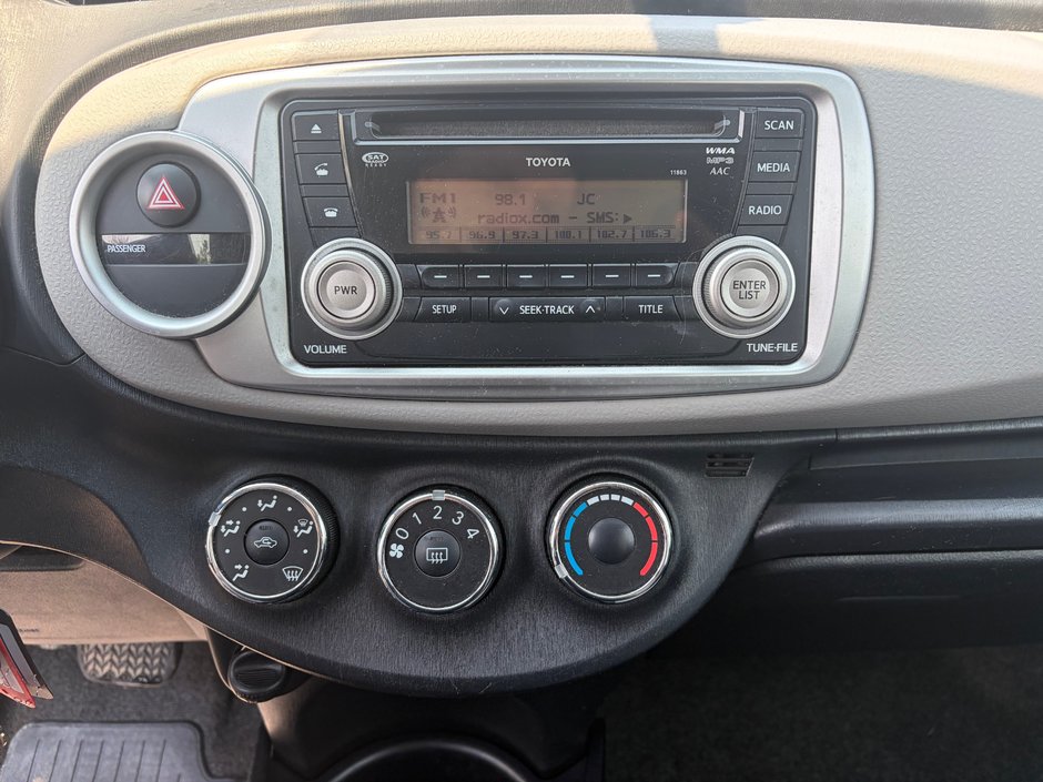 Toyota Yaris LE 2013-9