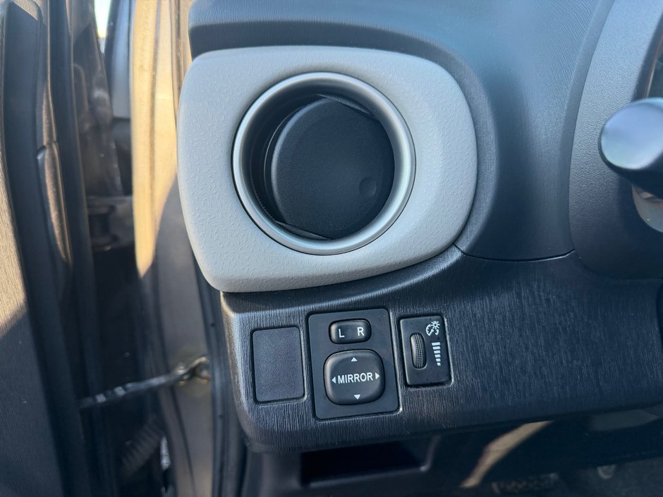 2013 Toyota Yaris LE-13