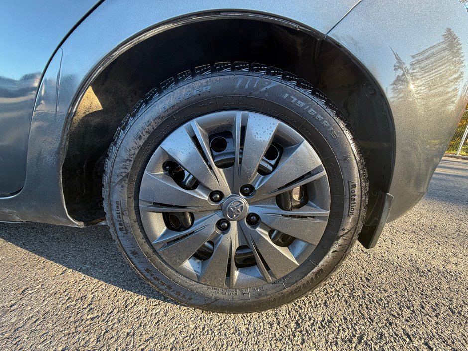 2013 Toyota Yaris LE-8