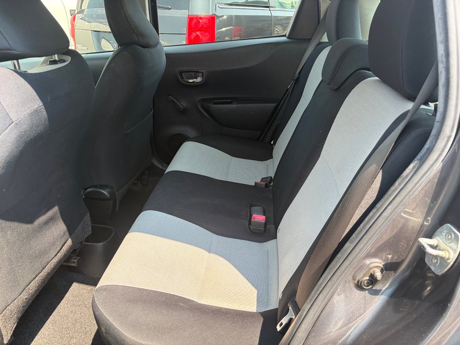 Toyota Yaris LE 2013-6
