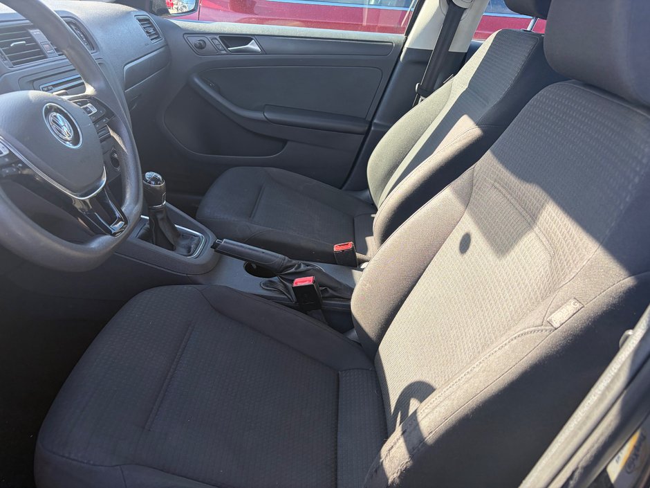 Volkswagen Jetta Sedan Trendline 2015-6