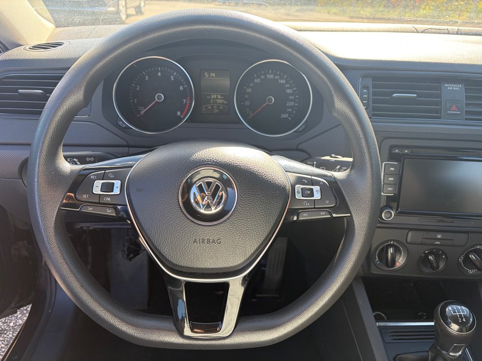 Volkswagen Jetta Sedan Trendline 2015-9