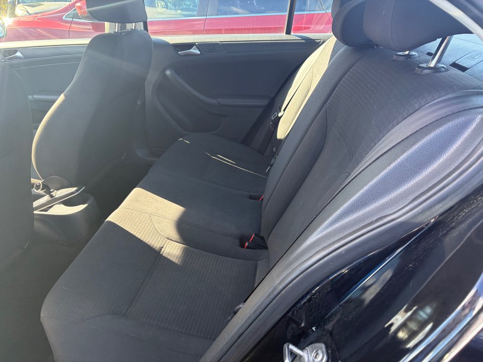 Volkswagen Jetta Sedan Trendline 2015-7