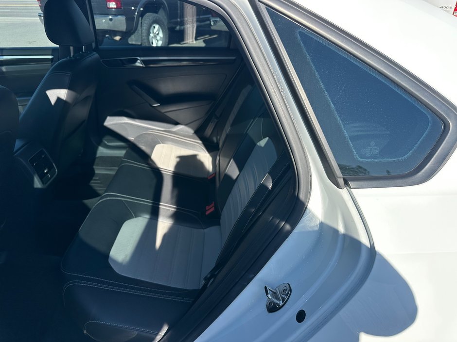 Volkswagen Passat GT Titanium Black 2018-6