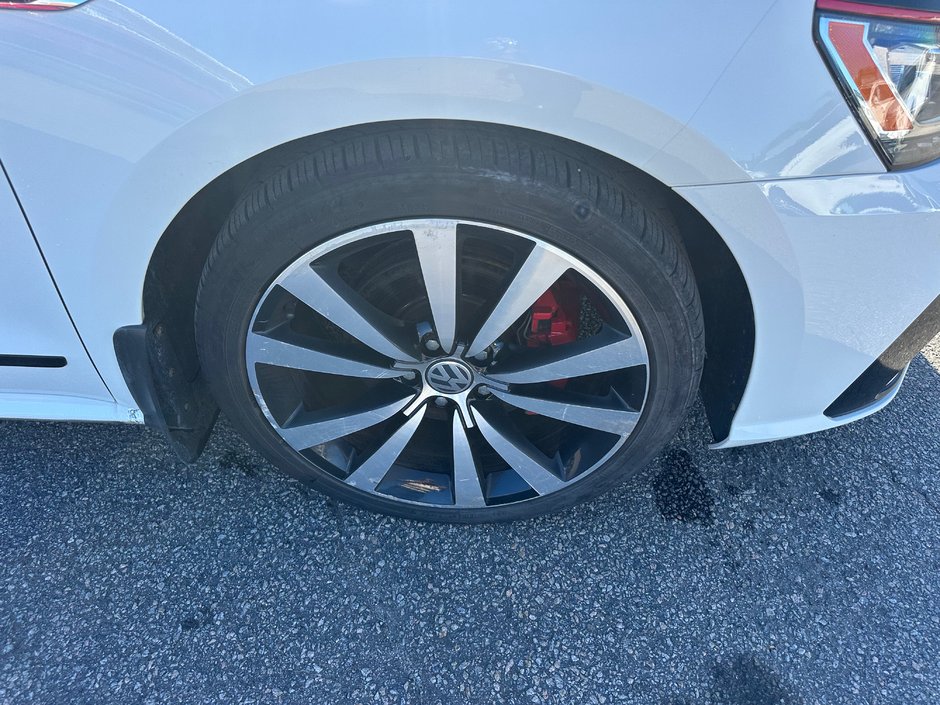 Volkswagen Passat GT Titanium Black 2018-4