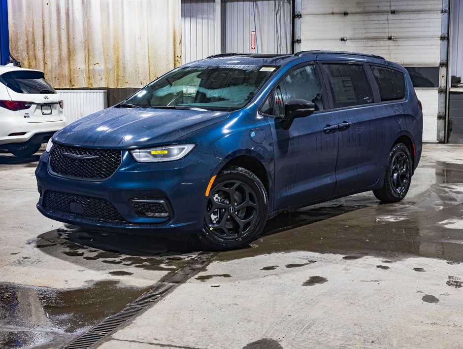 2025 Chrysler Pacifica Hybrid in St-Jérôme, Quebec - w940px