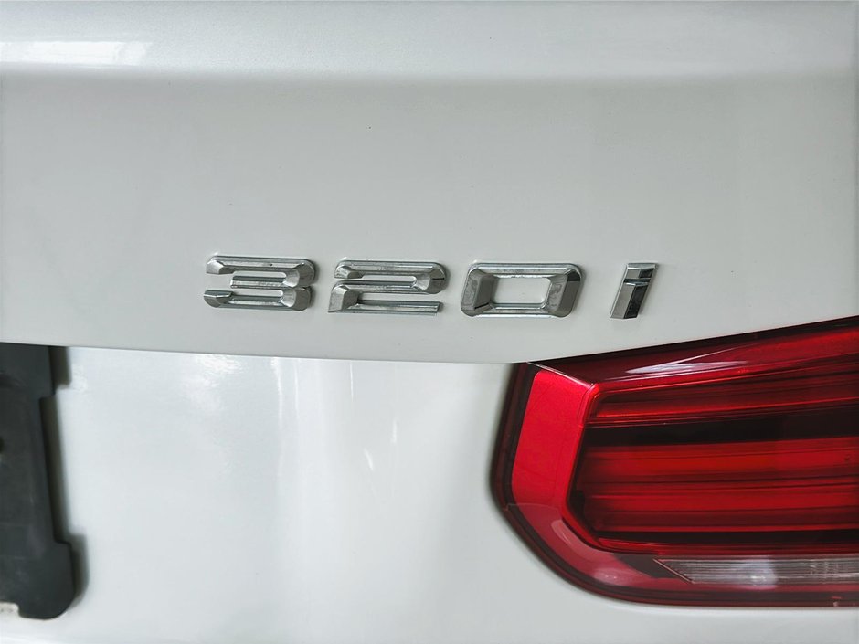 BMW 3 Series 320i XDRIVE TOIT BLUETOOTH SIEGES ELECTRIQUES 2016-10