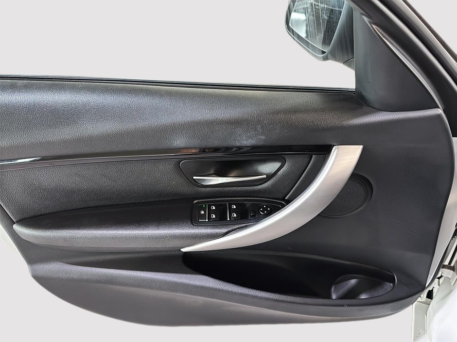 BMW 3 Series 320i XDRIVE TOIT BLUETOOTH SIEGES ELECTRIQUES 2016-16