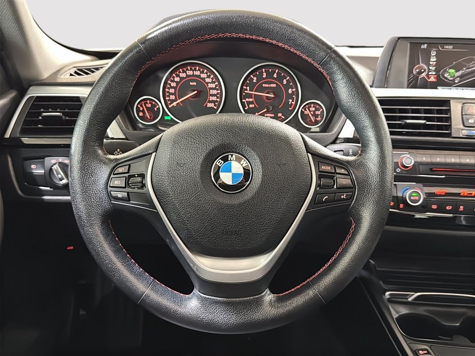 BMW 3 Series 320i XDRIVE TOIT BLUETOOTH SIEGES ELECTRIQUES 2016-26