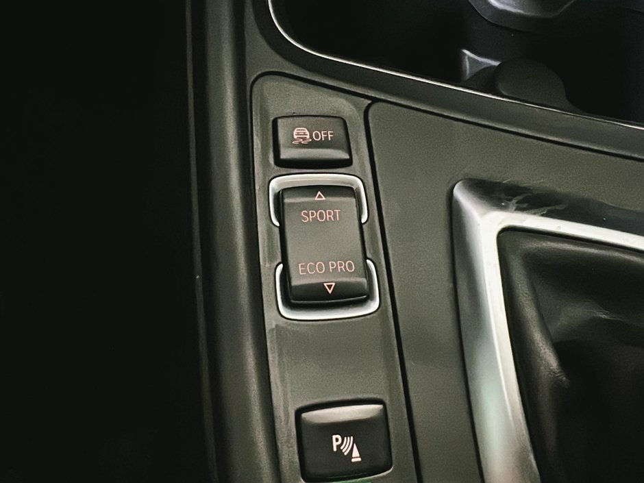 BMW 3 Series 330i xDrive TOIT GPS BLUETOOTH CUIR 2017-29