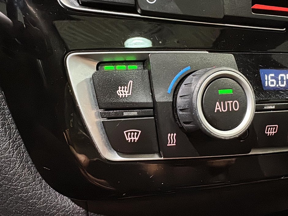 BMW 3 Series 330i xDrive TOIT GPS BLUETOOTH CUIR 2017-31