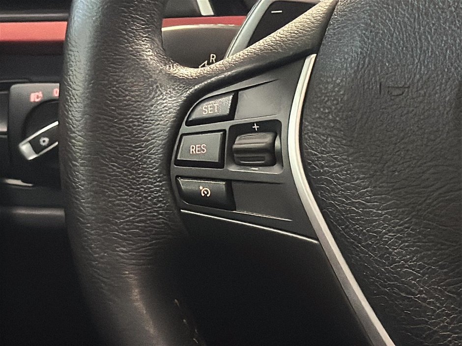 BMW 3 Series 330i xDrive TOIT GPS BLUETOOTH CUIR 2017-26