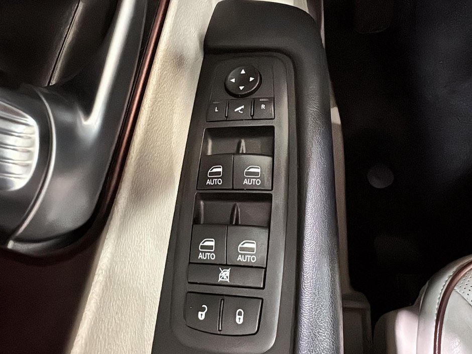 Chrysler Pacifica LIMITED GPS CUIR CARPLAY TOIT 2019-41