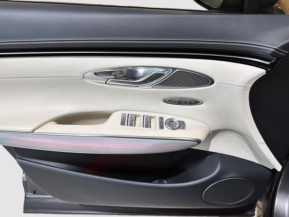 GENESIS Electrified GV70 PRESTIGE AWD TOIT PANORAMIQUE CUIR NAVIGATION 2023-18