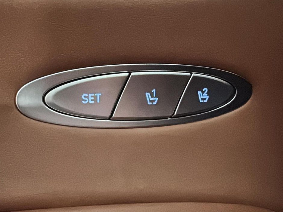 GENESIS GV70 2.5T ADVANCED PLUS TOIT CUIR CHAUFFANTS CAM360 GPS 2024-38