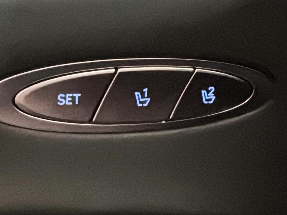 GENESIS GV70 2.5T ADVANCED PLUS TOIT CUIR CHAUFFANTS CAM360 GPS 2024-37